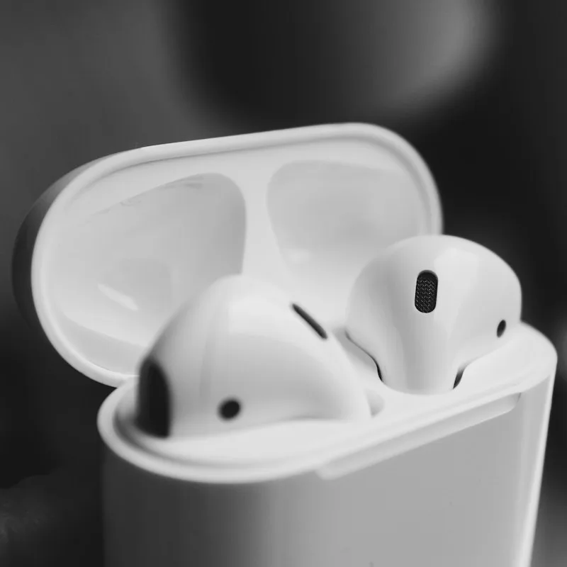 Earbuds Wireless dengan Charging Case
